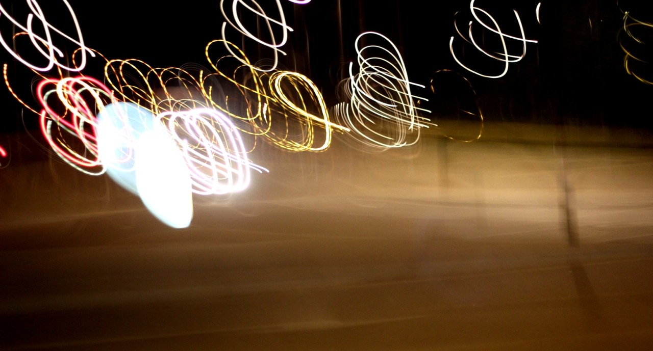 Noc; z okna jadącego samochodu